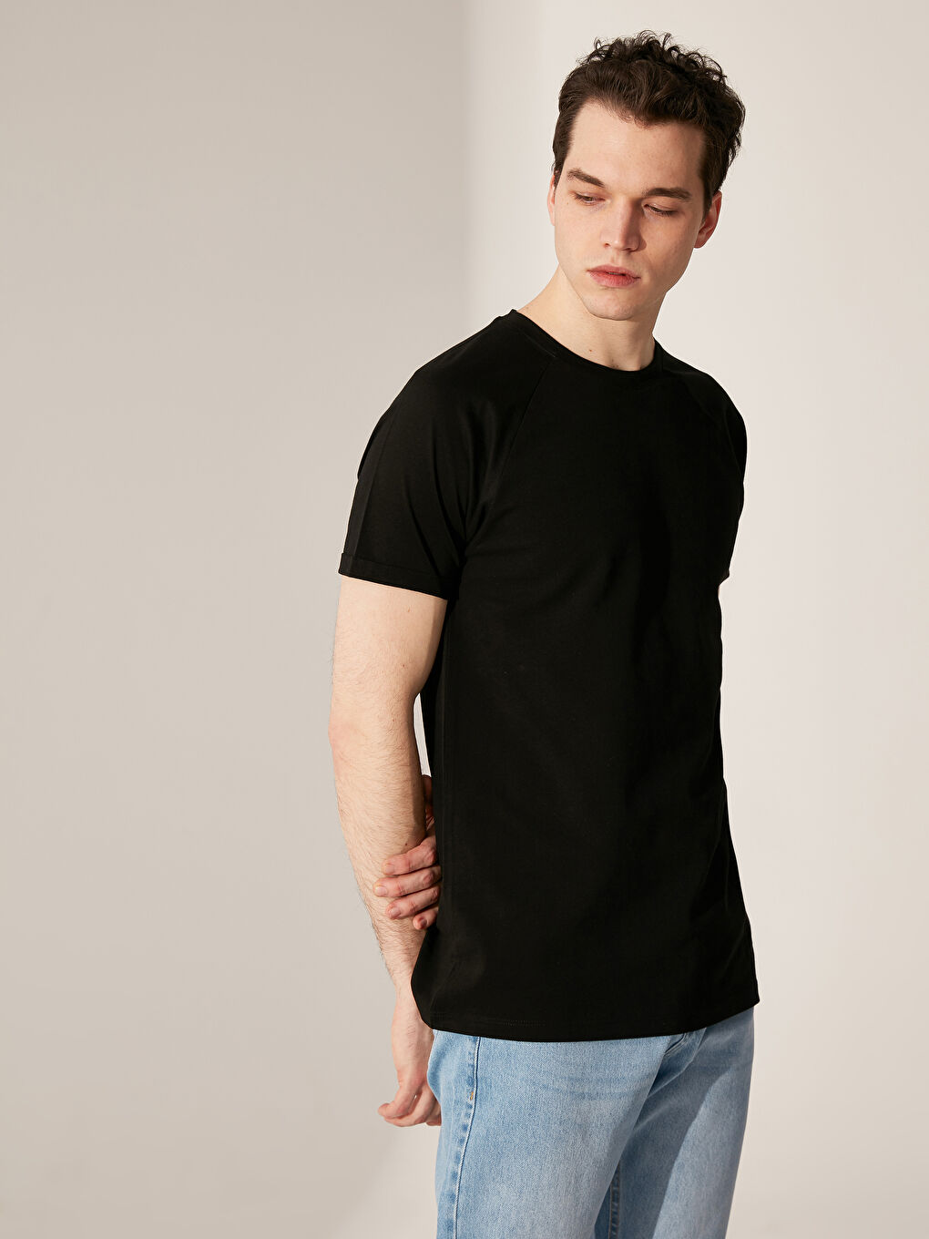 Siyah Bisiklet Yaka Kısa Kollu Basic Penye Erkek Tişört-1
