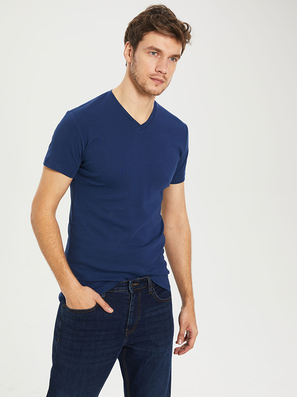 Базовая хлопковая футболка с V-образным вырезом и короткими рукавами-1
