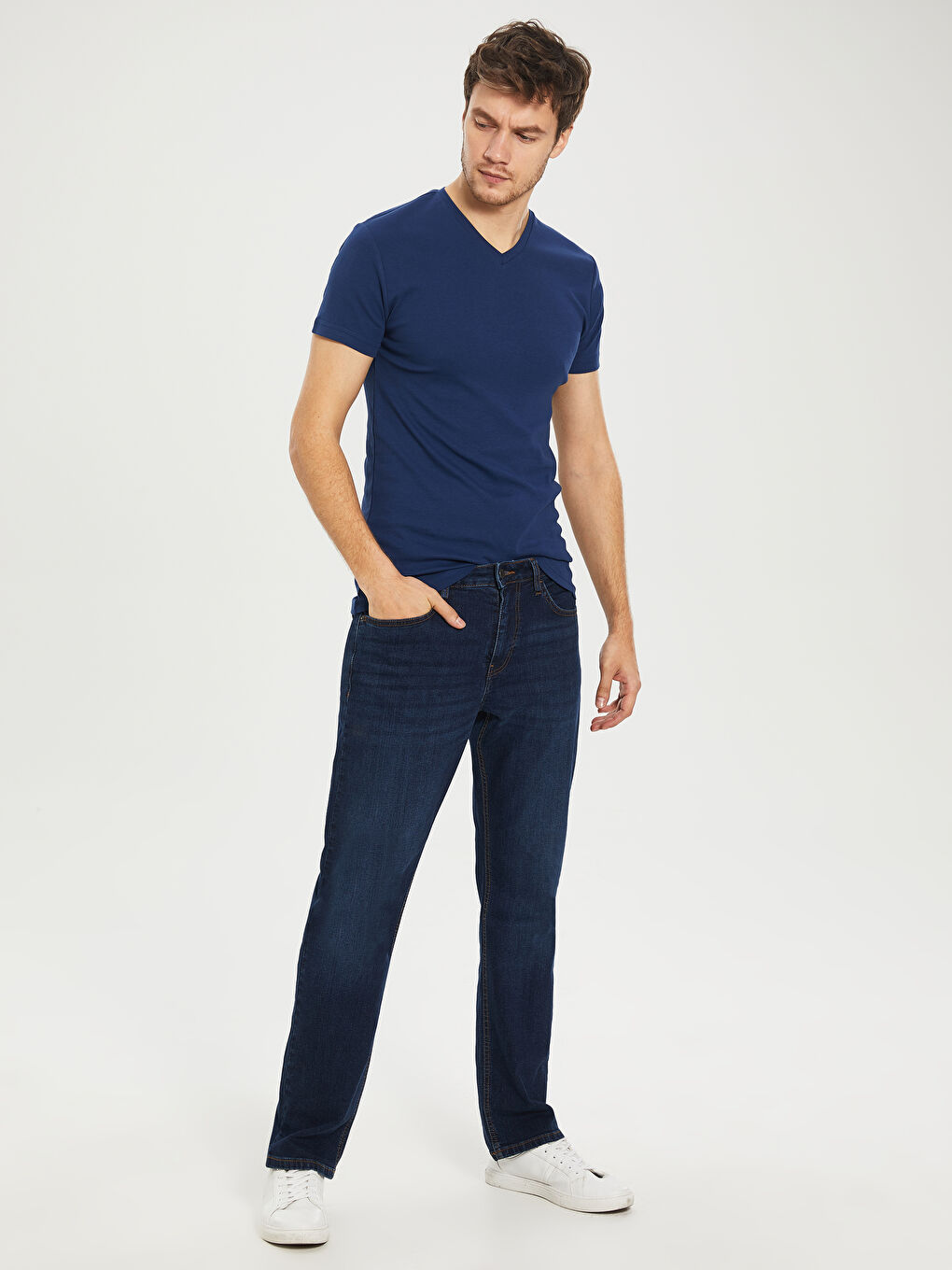 Базовая хлопковая футболка с V-образным вырезом и короткими рукавами-3