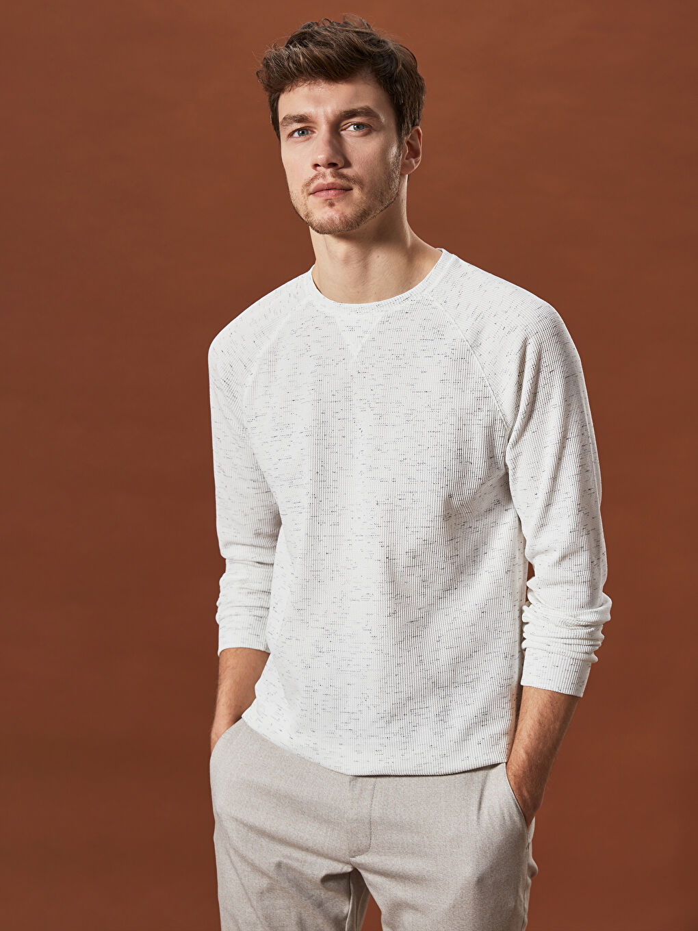 Ekru Bisiklet Yaka Uzun Kollu Dokulu Tişört