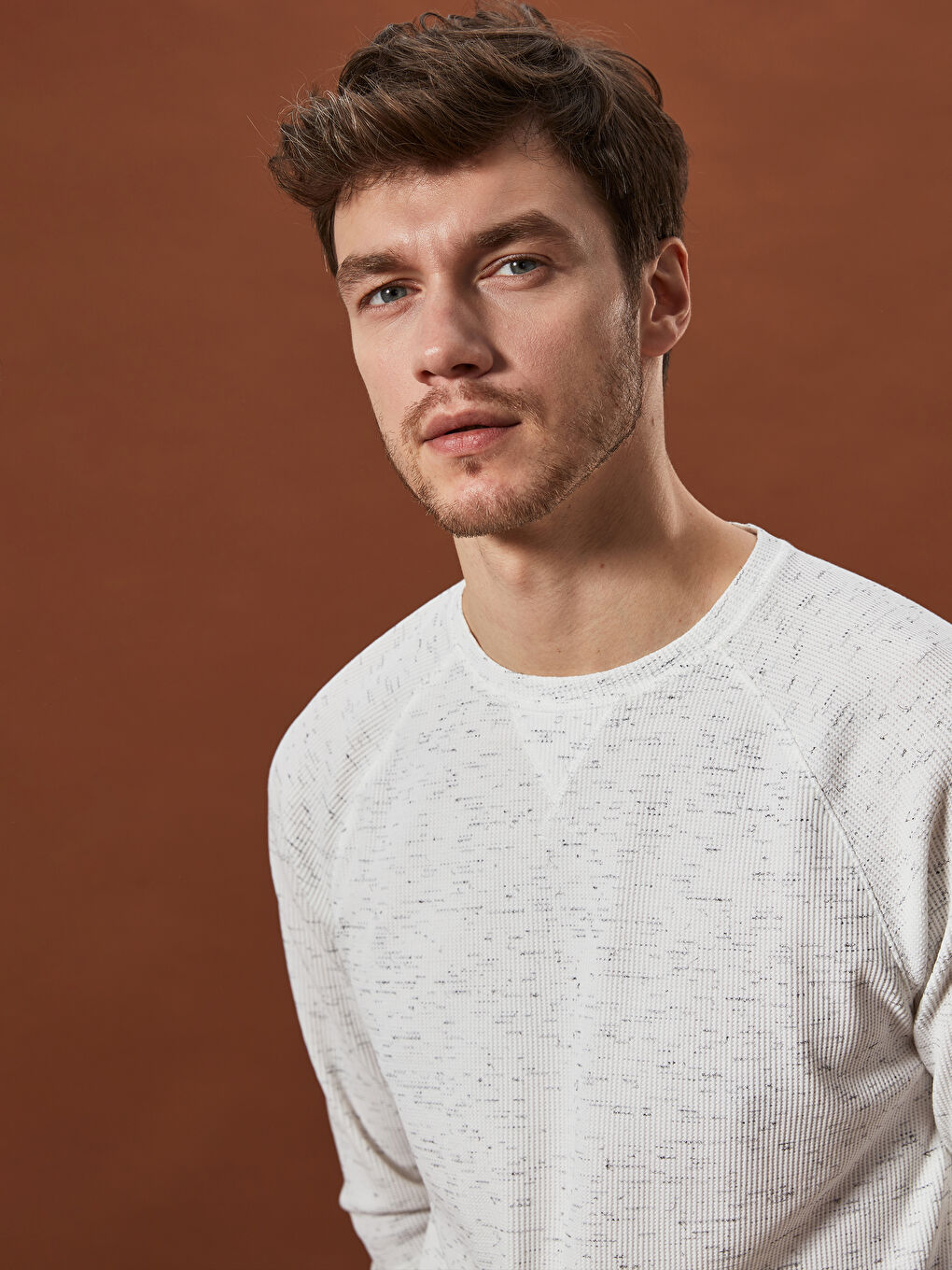 Ekru Bisiklet Yaka Uzun Kollu Dokulu Tişört-1