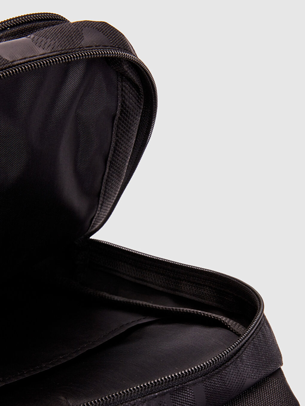 Siyah Çapraz Omuz Askılı Sırt Çantası-2