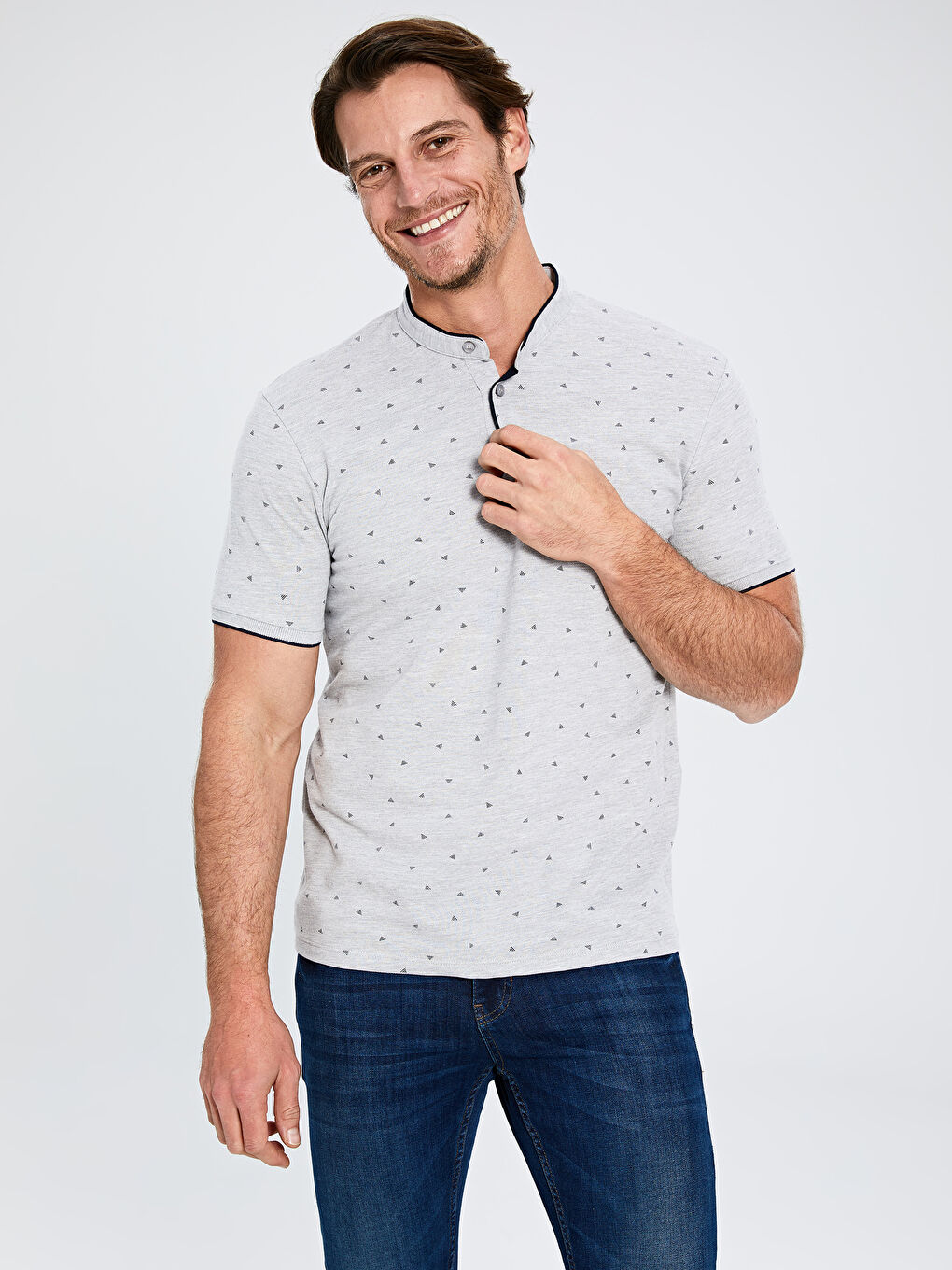 Gri Hakim Yaka Desenli Tişört