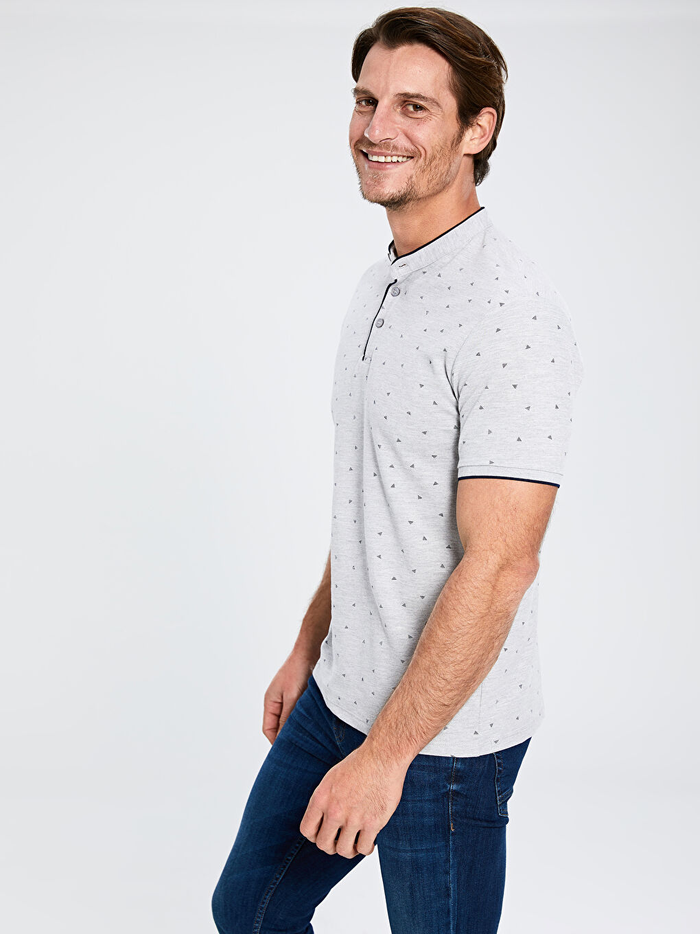 Gri Hakim Yaka Desenli Tişört-1