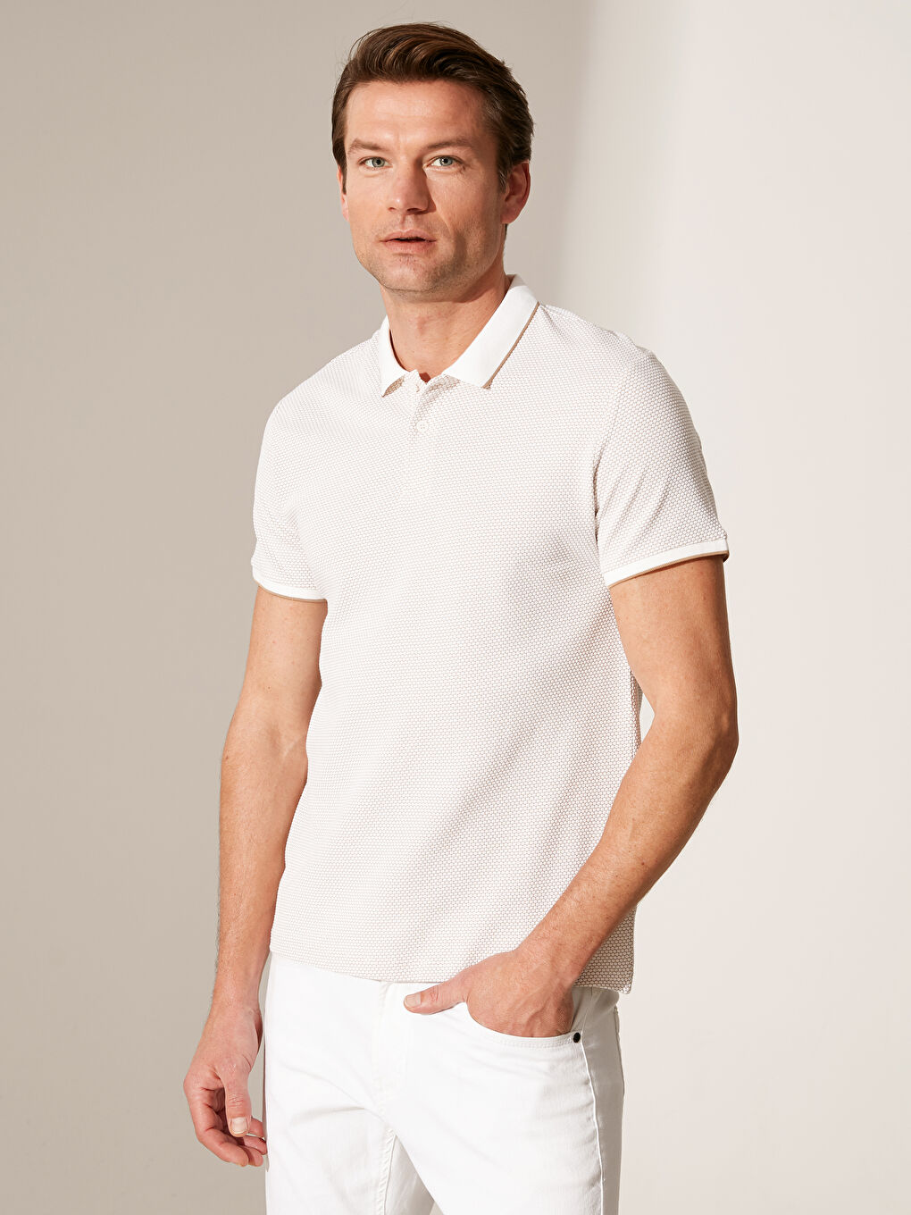 Beyaz Jakarlı Tişört-1