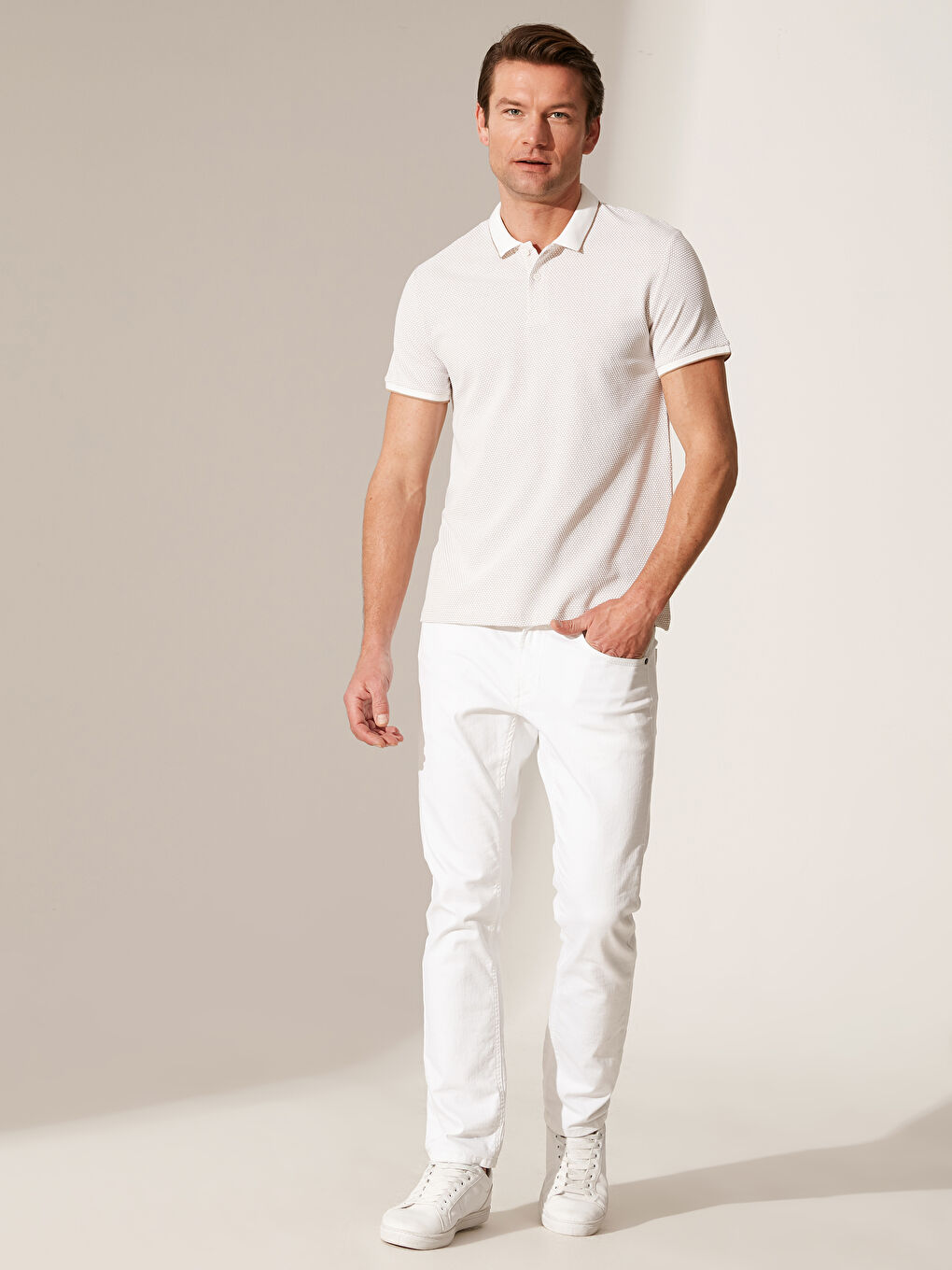 Beyaz Jakarlı Tişört-3