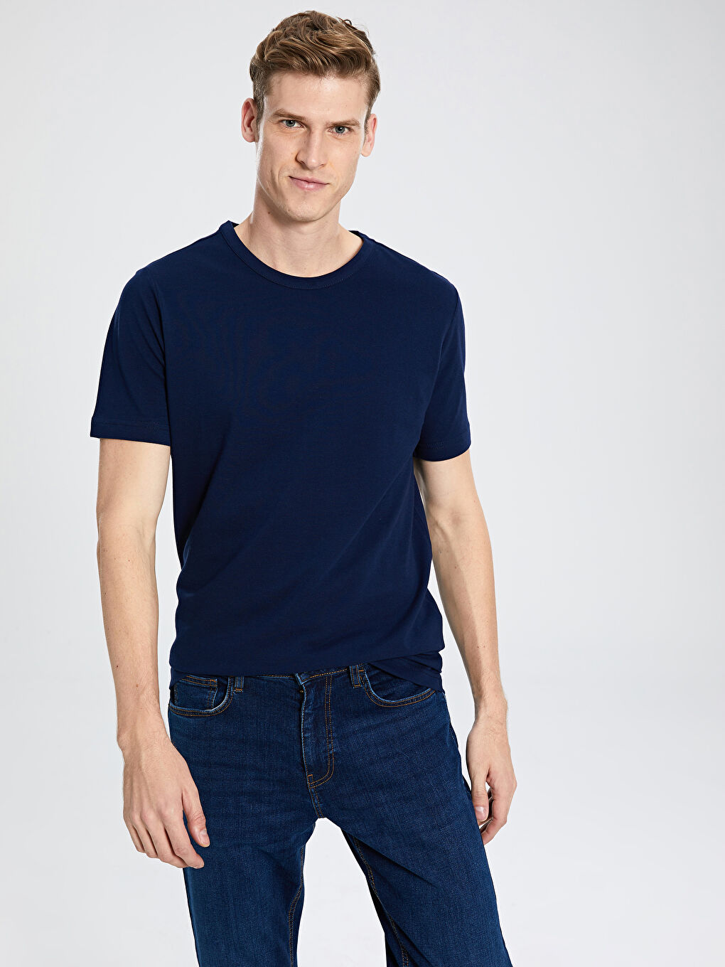 Базовая футболка с короткими рукавами и круглым вырезом