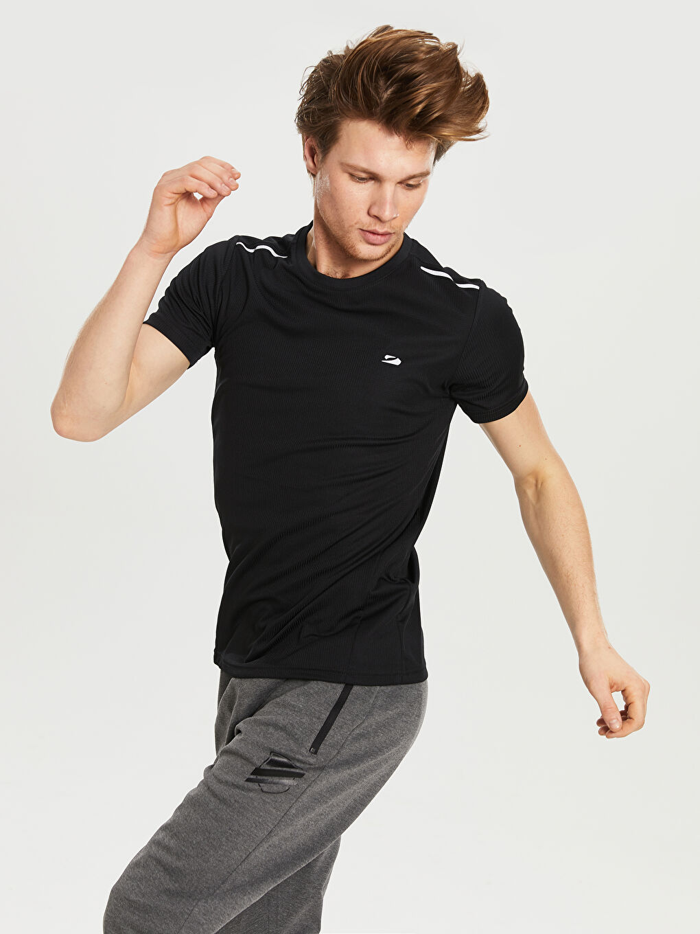 Спортивная футболка с круглым вырезом