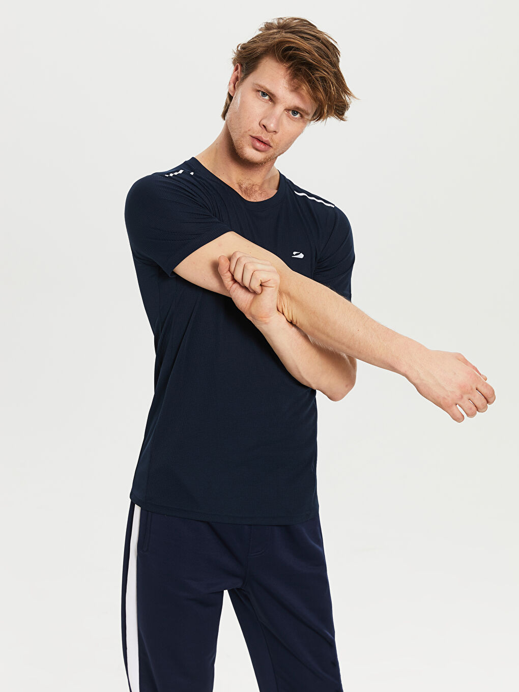 Спортивная футболка с круглым вырезом-2