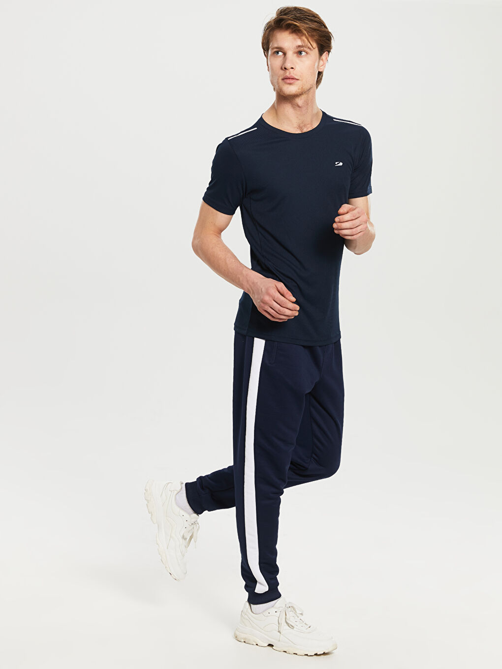 Спортивная футболка с круглым вырезом-4