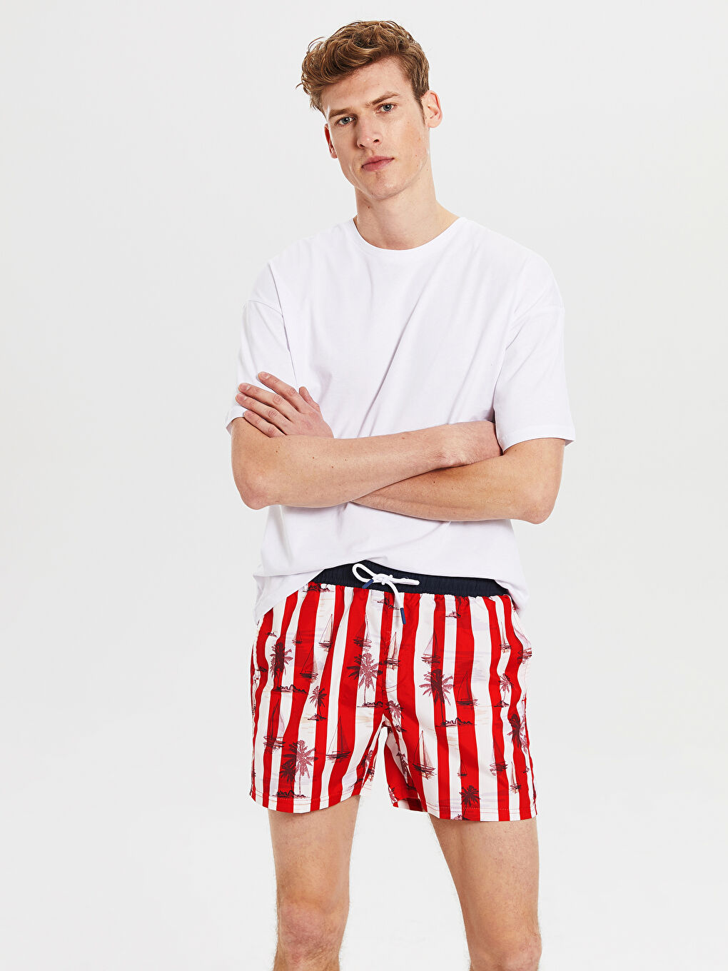 Полосатые короткие шорты для плавания