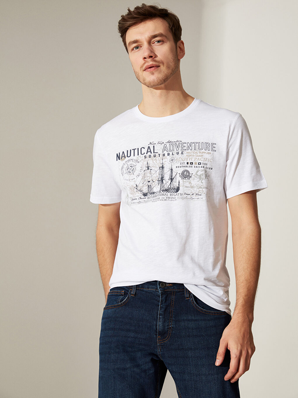 Beyaz Bisiklet Yaka Baskılı Penye Tişört