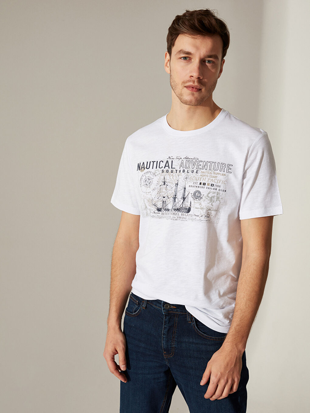 Beyaz Bisiklet Yaka Baskılı Penye Tişört-1