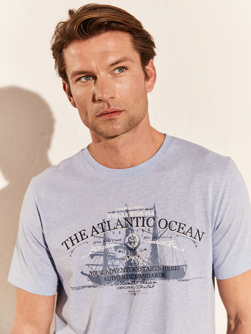 Футболка из чесаного хлопка с круглым вырезом и принтом-1