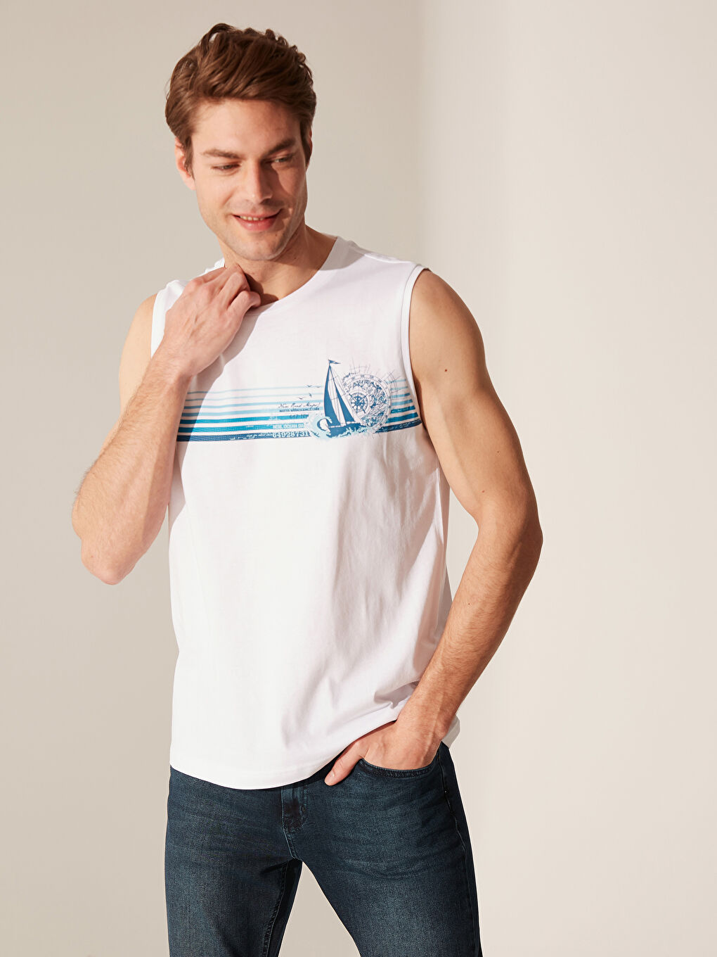 Beyaz Bisiklet Yaka Baskılı Erkek Kolsuz Tişört-1