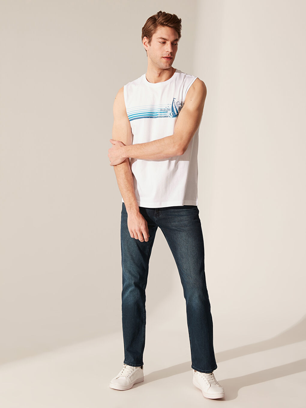 Beyaz Bisiklet Yaka Baskılı Erkek Kolsuz Tişört-4