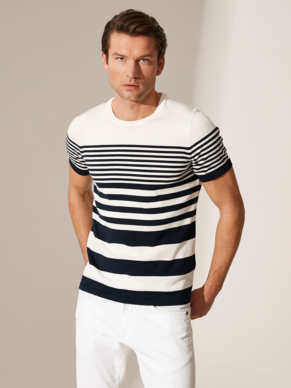 Lacivert Çizgili Bisiklet Yaka Kısa Kollu Tişört-1