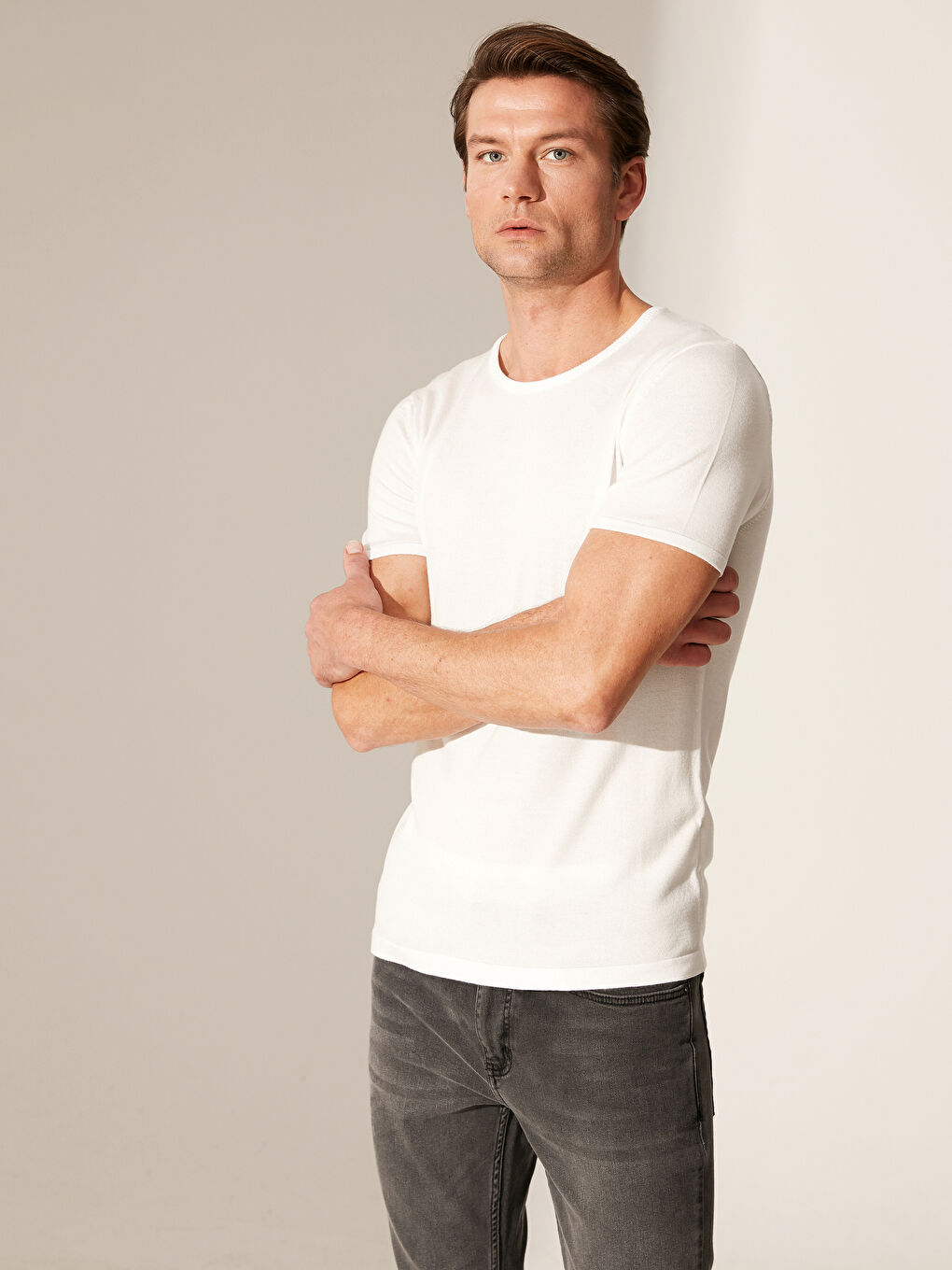 Beyaz Slim Fit Bisiklet Yaka Basic Tişört-1