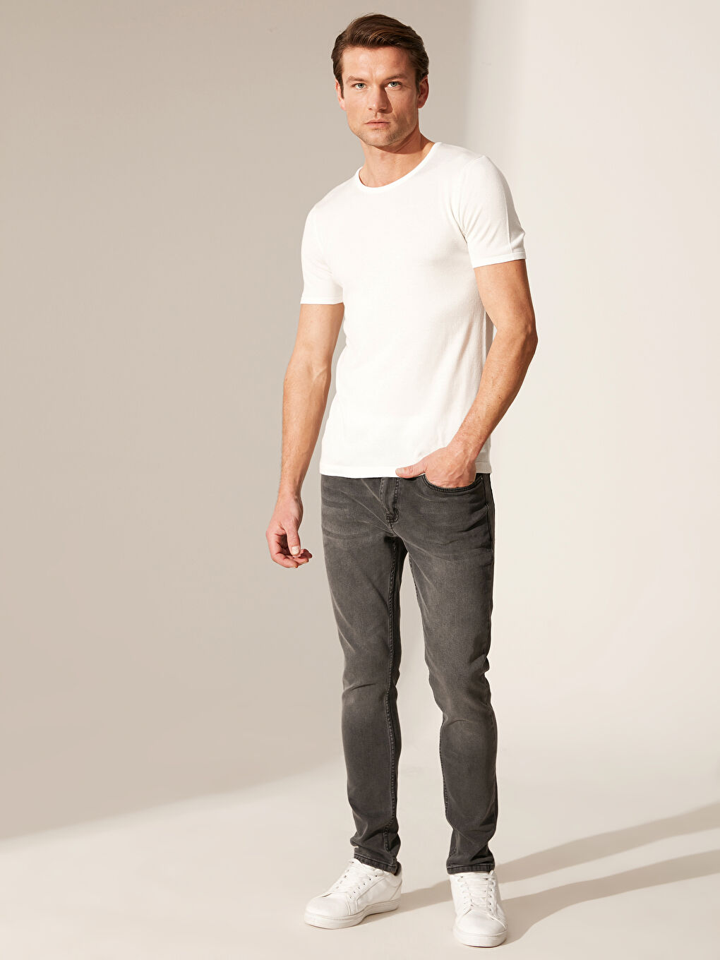 Beyaz Slim Fit Bisiklet Yaka Basic Tişört-3