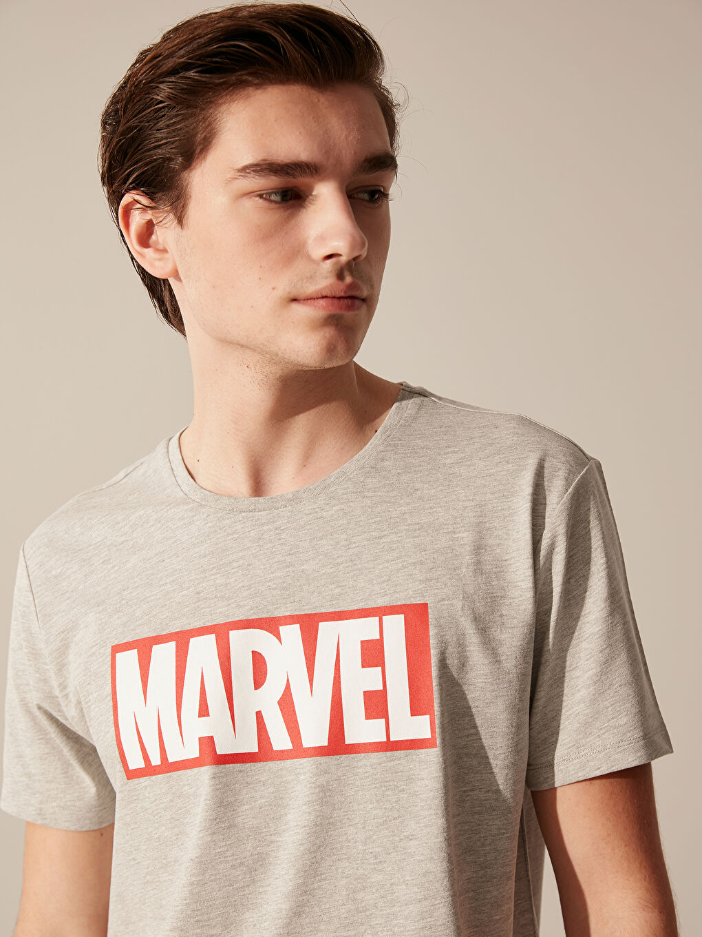 Gri Bisiklet Yaka Kısa Kollu Marvel Baskılı Erkek Tişört-1