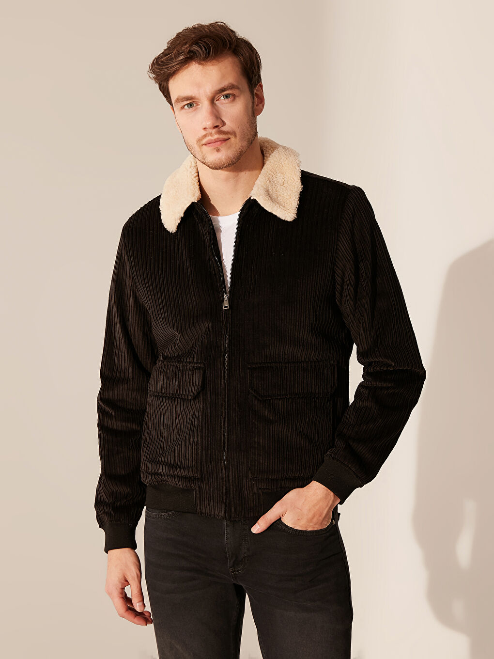 Siyah Standart Kalıp Kürk Yakalı Kadife Erkek Mont