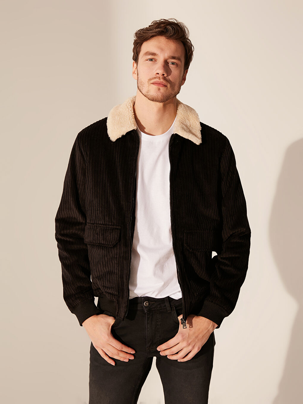 Siyah Standart Kalıp Kürk Yakalı Kadife Erkek Mont-1