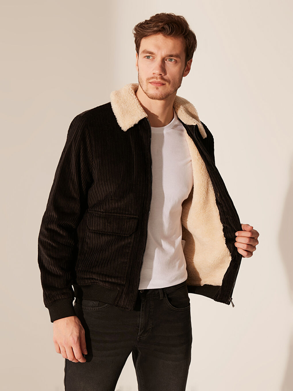 Siyah Standart Kalıp Kürk Yakalı Kadife Erkek Mont-2