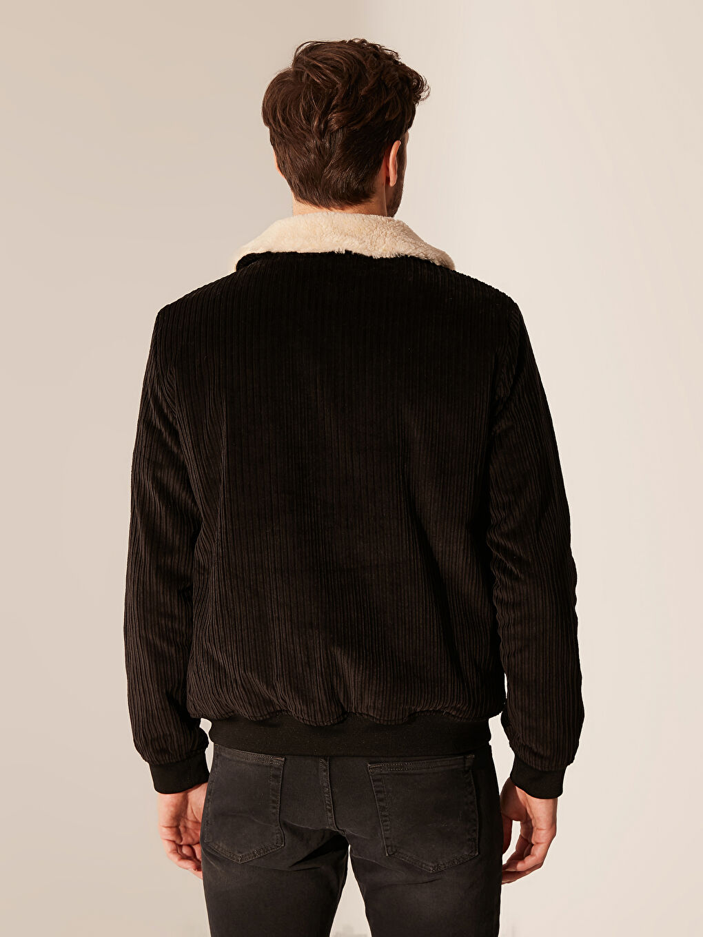 Siyah Standart Kalıp Kürk Yakalı Kadife Erkek Mont-3