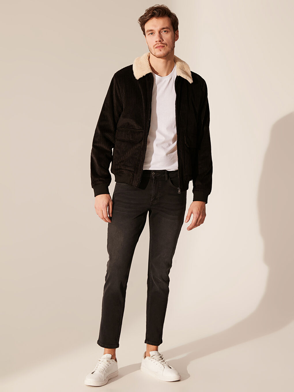 Siyah Standart Kalıp Kürk Yakalı Kadife Erkek Mont-4