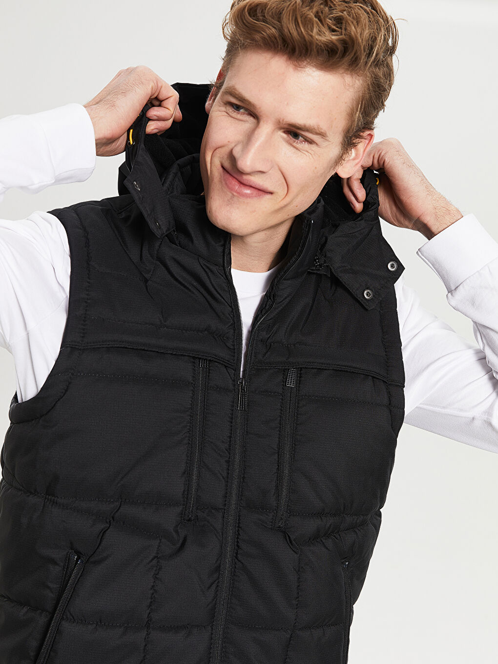 Siyah Standart Kalıp Kapüşonlu Erkek Şişme Yelek-1