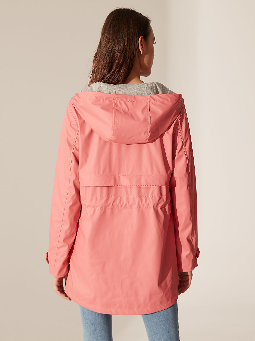 Pembe Kapüşonlu Uzun Kollu Kadın Yağmurluk-3
