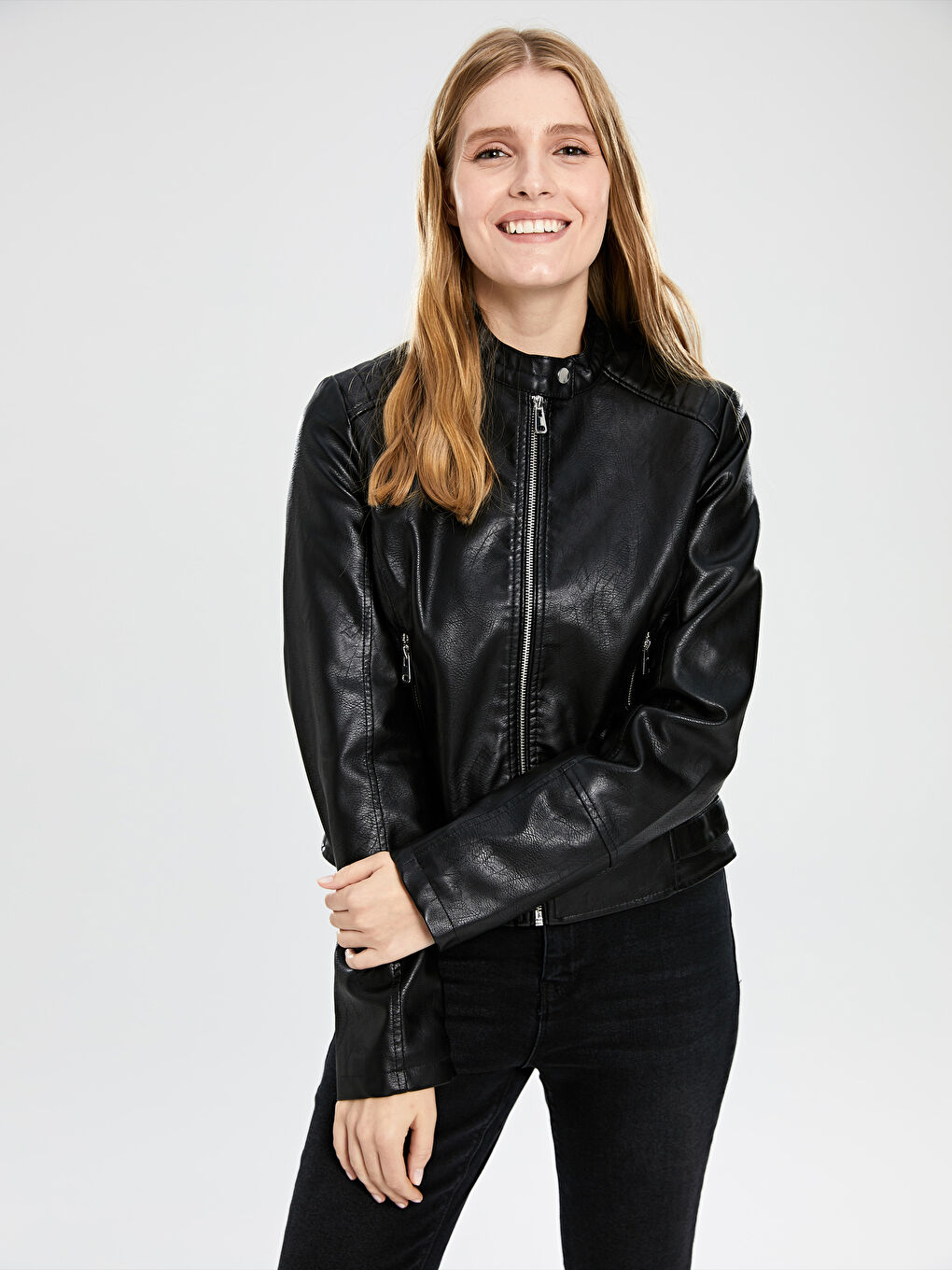 Siyah Uzun Kollu Kadın Deri Görünümlü Mont-1