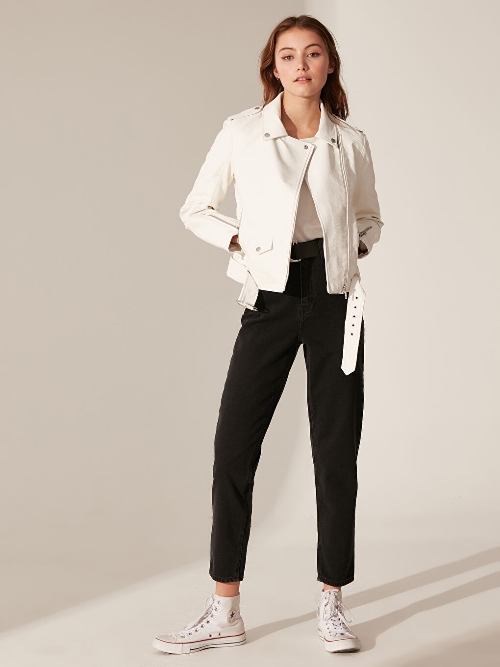 Beyaz Gömlek Yaka Uzun Kollu Kadın Deri Görünümlü Mont-2