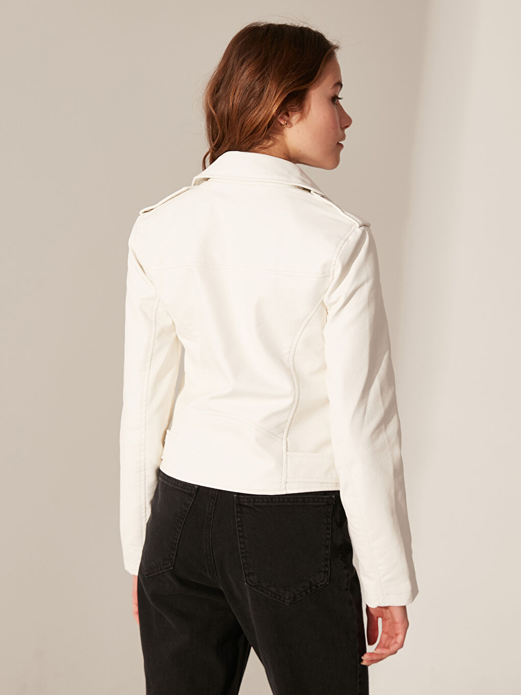 Beyaz Gömlek Yaka Uzun Kollu Kadın Deri Görünümlü Mont-3