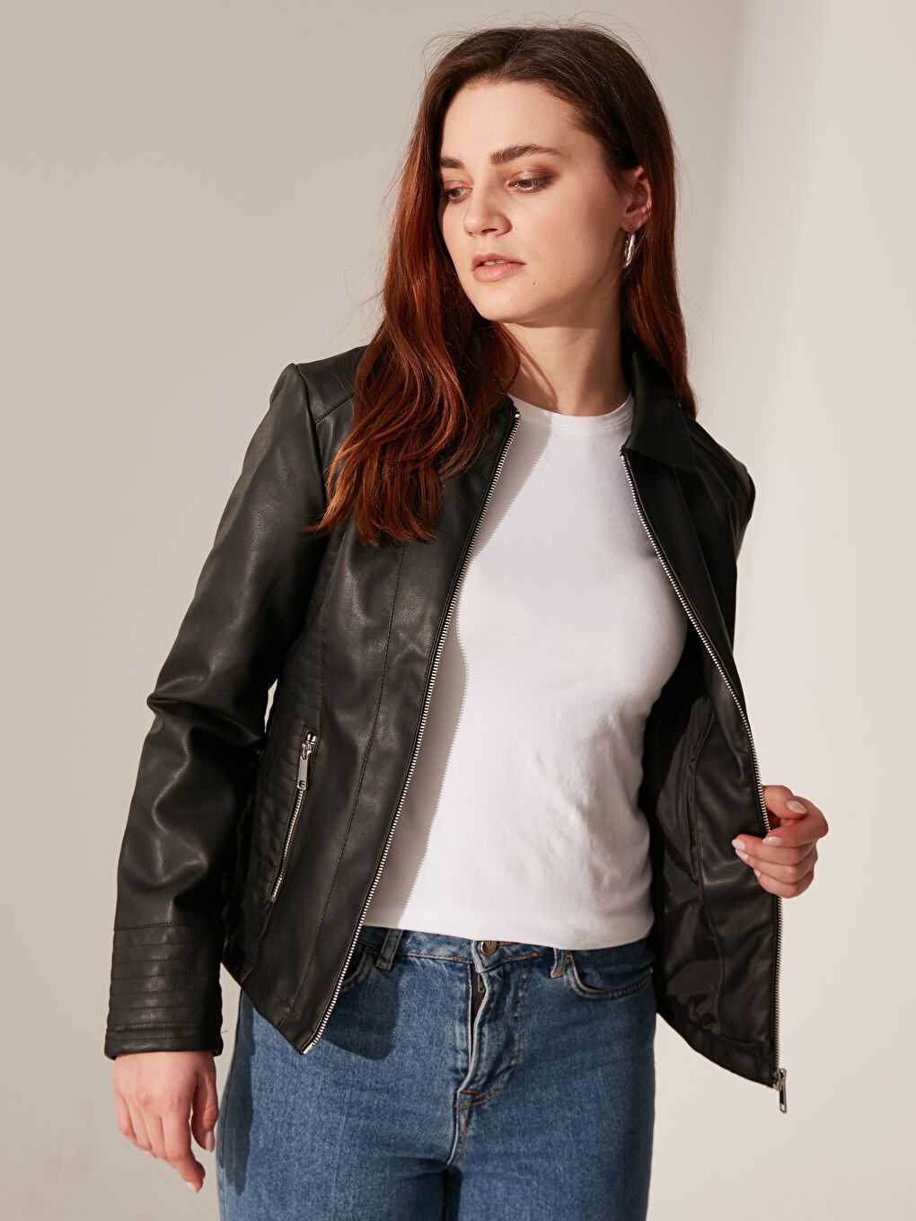 Siyah Uzun Kollu Kadın Deri Görünümlü Mont