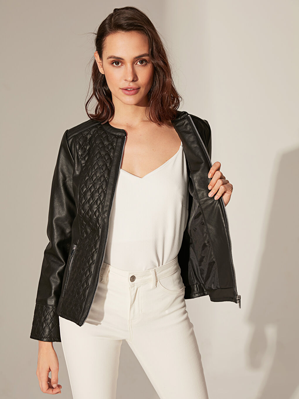 Siyah Uzun Kollu Kadın Deri Görünümlü Mont-3