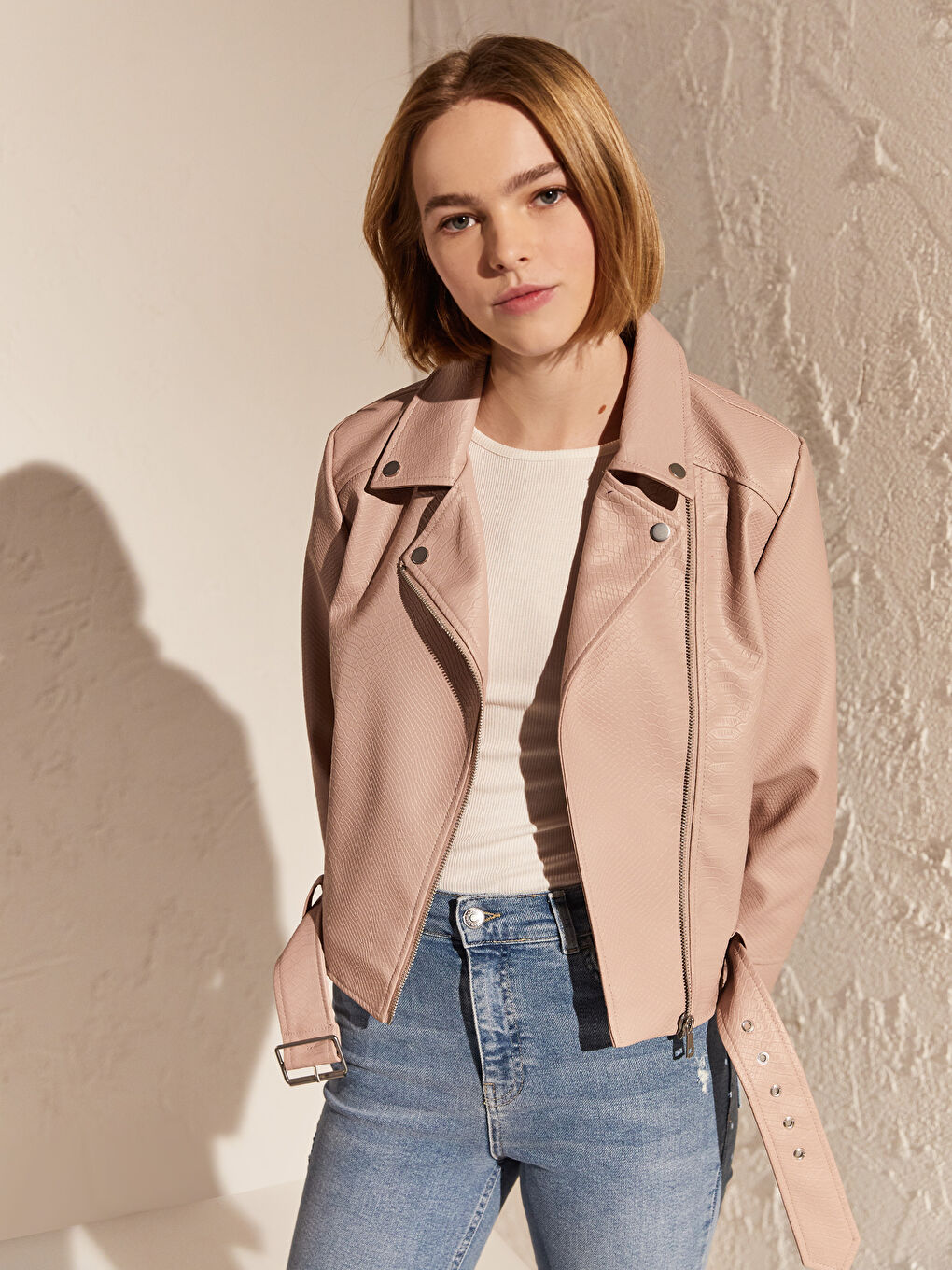 Pembe Gömlek Yaka Uzun Kollu Kadın Deri Görünümlü Mont-1