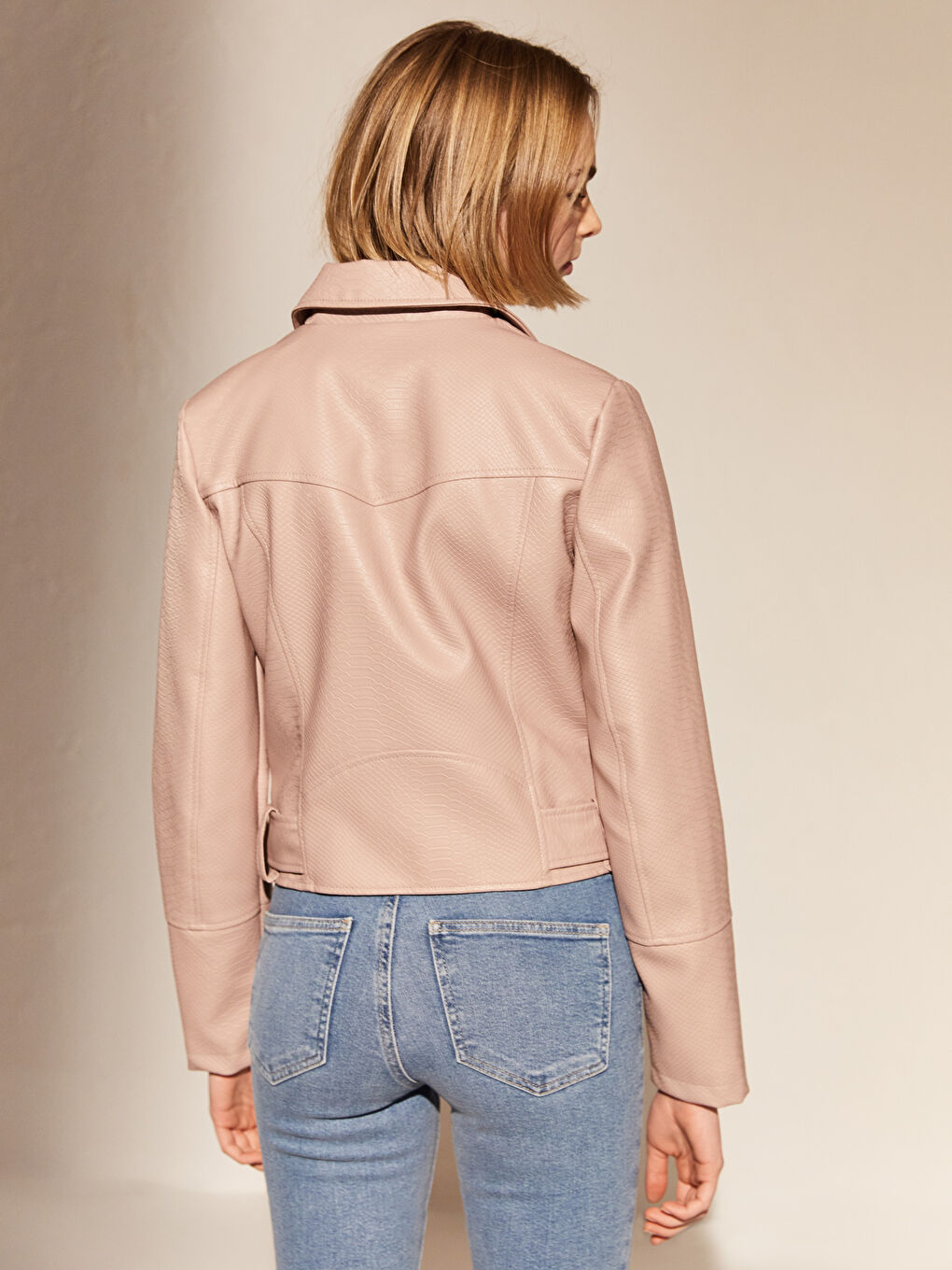 Pembe Gömlek Yaka Uzun Kollu Kadın Deri Görünümlü Mont-3