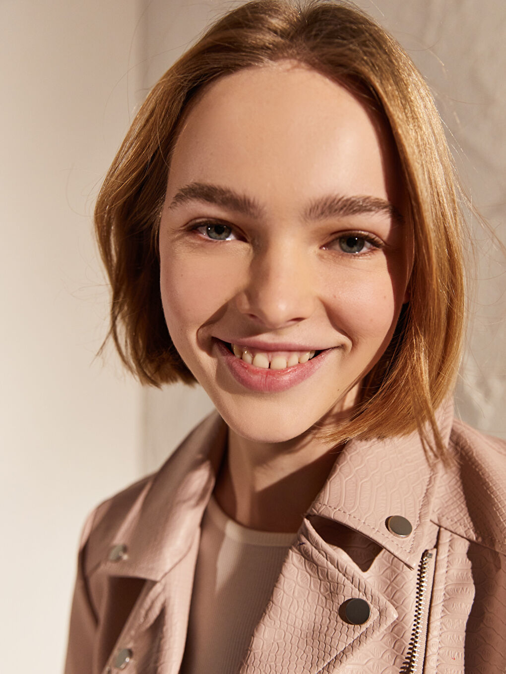 Pembe Gömlek Yaka Uzun Kollu Kadın Deri Görünümlü Mont-4