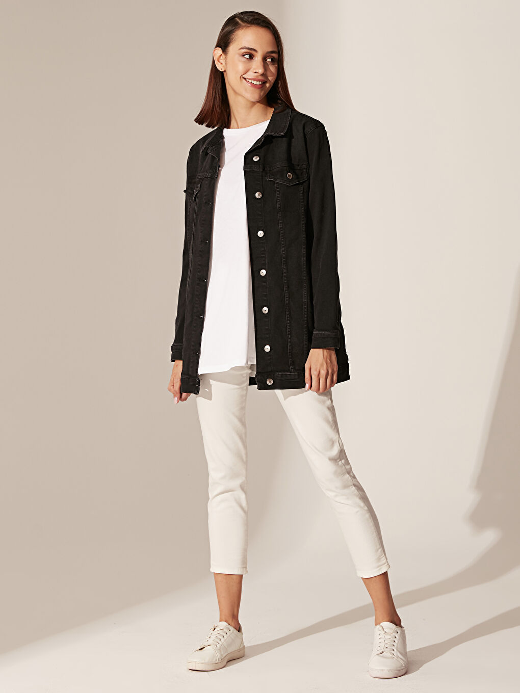 سترة جينز نسائية كم طويل بتفاصيل أزرار-2