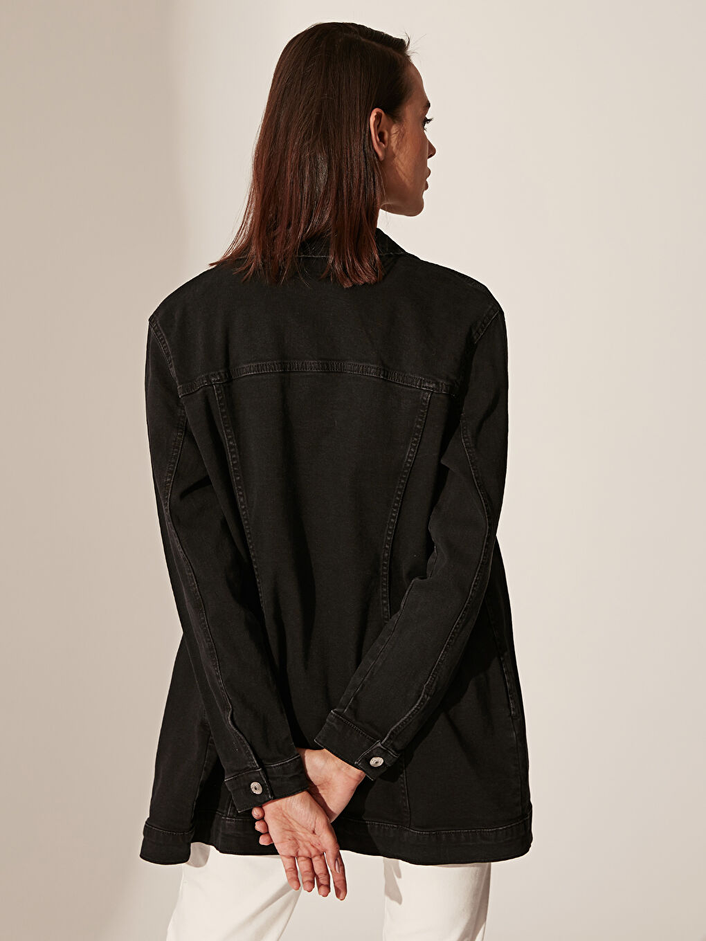 سترة جينز نسائية كم طويل بتفاصيل أزرار-3