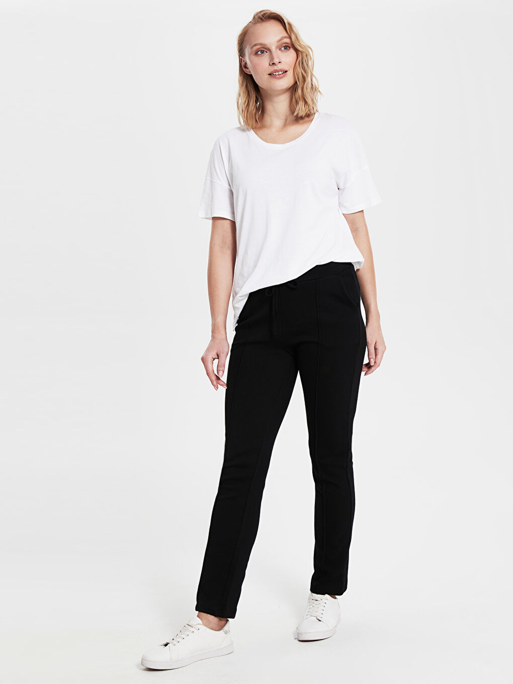 Siyah Standart Fit Kadın Eşofman Altı