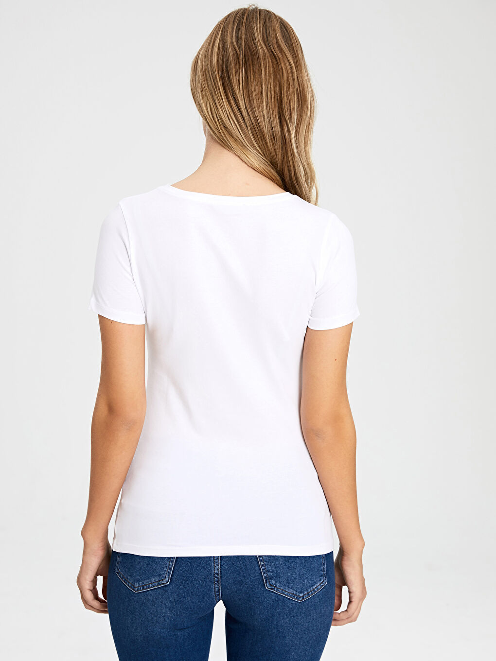 Beyaz Pamuklu V Yaka Kadın Tişört-2