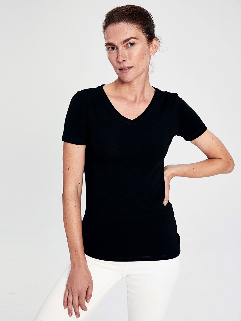 Siyah Pamuklu V Yaka Kadın Tişört-1