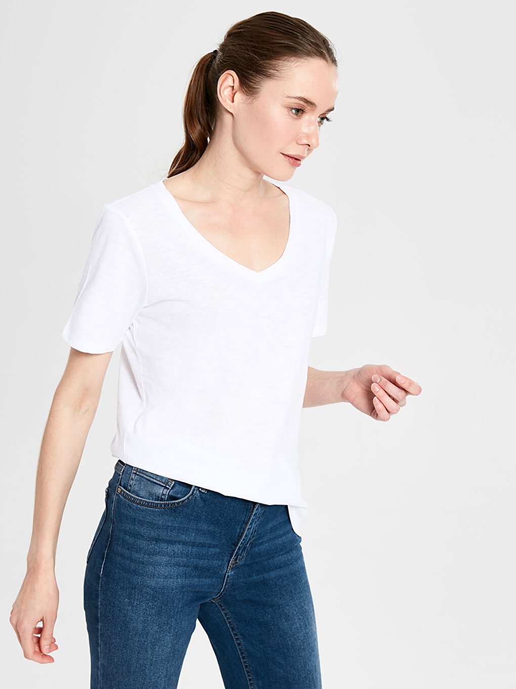 Beyaz V  Yaka Düz Kısa Kollu Pamuklu Kadın Tişört-1