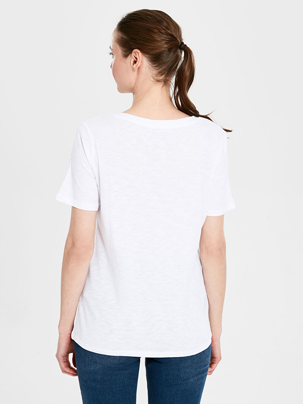 Beyaz V  Yaka Düz Kısa Kollu Pamuklu Kadın Tişört-2