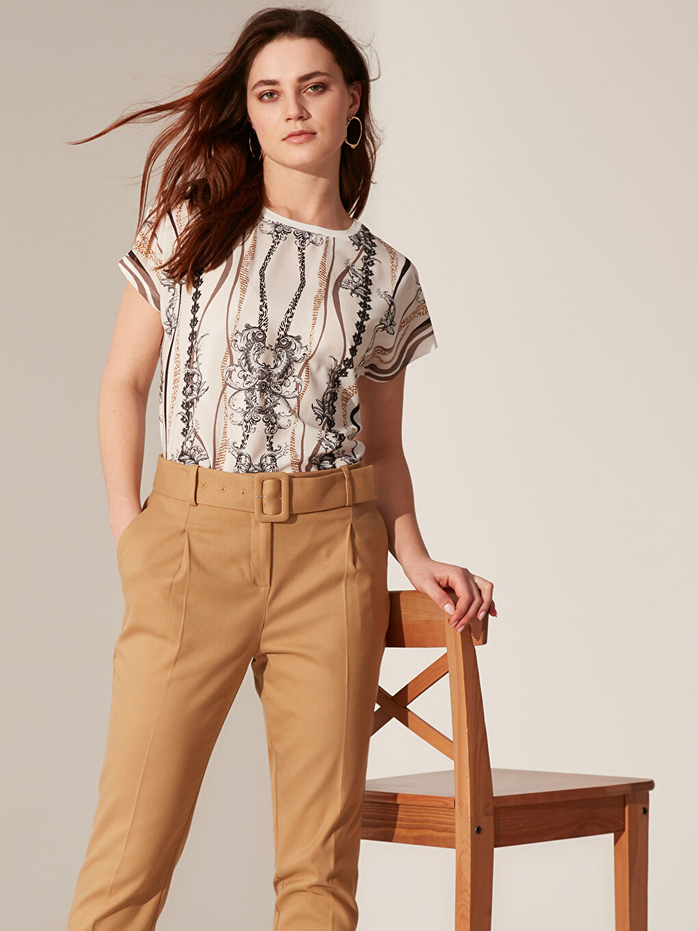 Bej Bisiklet Yaka Kısa Kollu Kadın Tişört