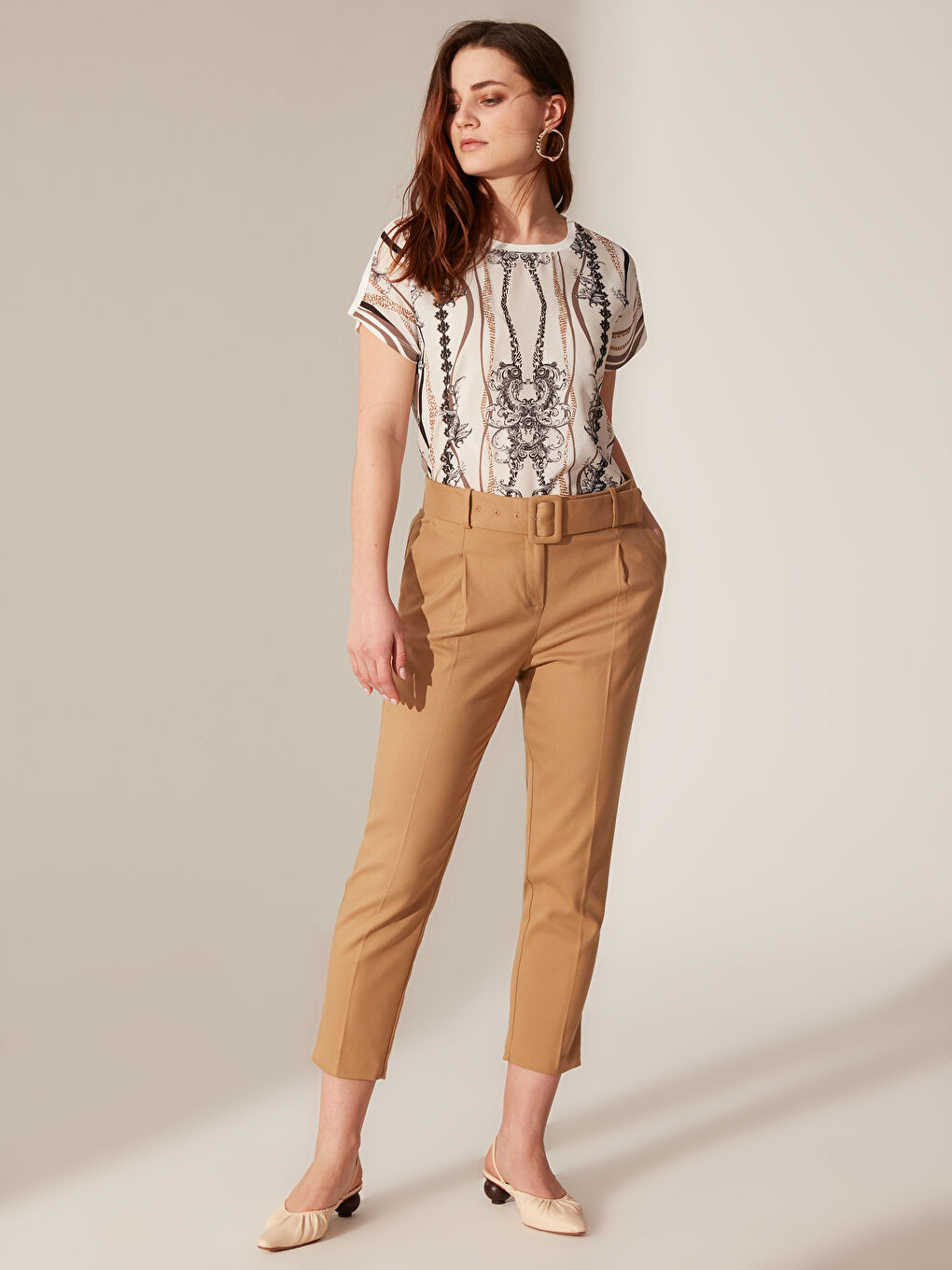 Bej Bisiklet Yaka Kısa Kollu Kadın Tişört-3