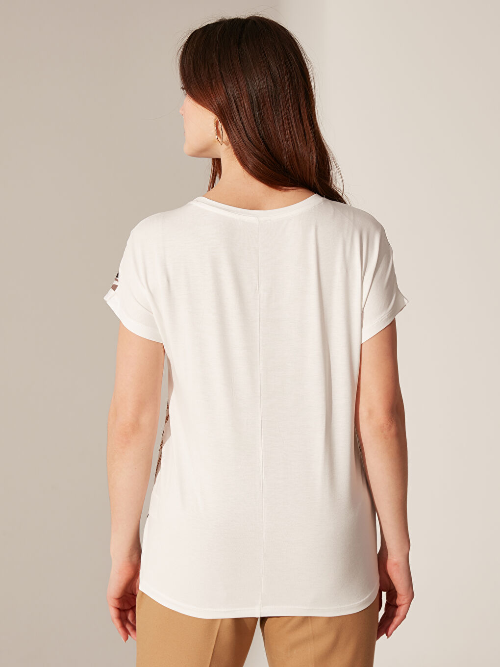 Bej Bisiklet Yaka Kısa Kollu Kadın Tişört-5