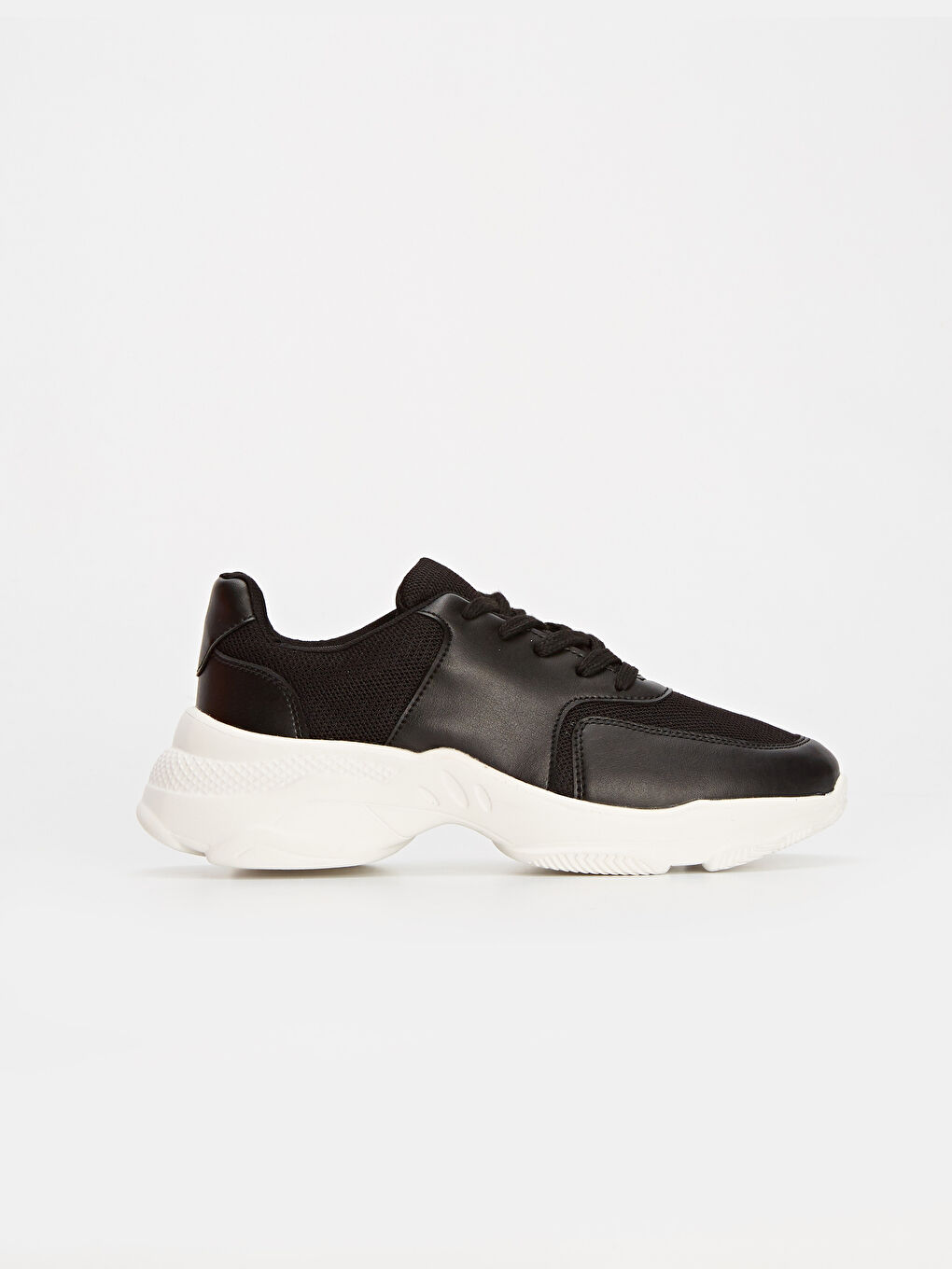 Siyah Kalın Tabanlı File Detaylı Kadın Spor Ayakkabı